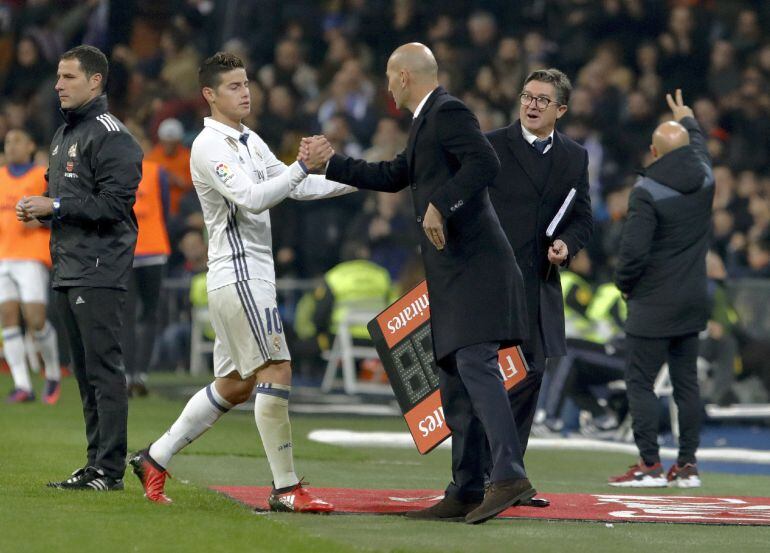 Zidane felicita a James por su partido ante el Sevilla