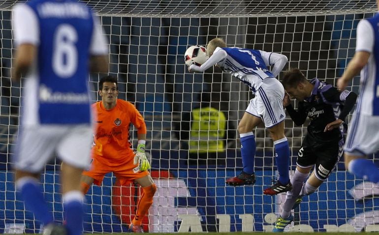 Juanmi Jimenez remata el centro de Yuri que supondría el 1-0 de la Real