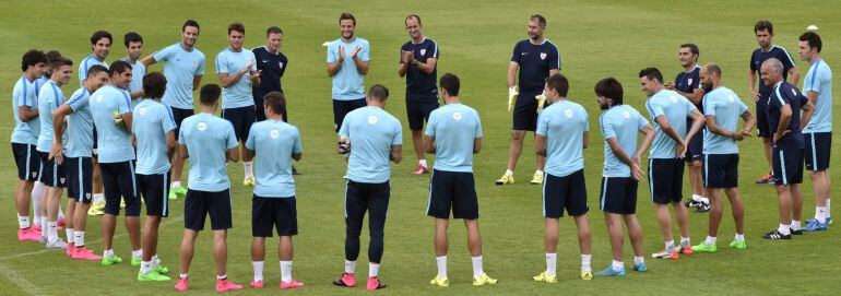 GRA245 BILBAO, 26/08/2015.-El entrenador del Athletic de Bilbao, Ernesto Valverde (4d), da instrucciones a los jugadores durante el entrenamiento en la ciudad deportiva de Lezama, previo al partido de la eliminatoria de Play Off de la Liga Europa ante el MSK Zilina, que se celebrará mañana en San Mamés. EFE/Miguel Toña