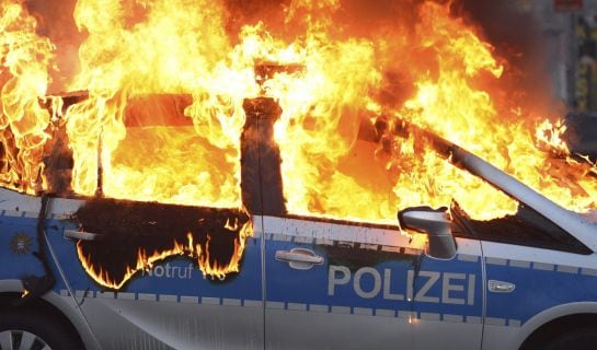 FRA002 FRÁNCFORT (ALEMANIA) 18/03/2015.- Un vehículo policial arde ante la nueva sede del Banco Central Europeo (BCE) en Fráncfort (Alemania) hoy, miércoles 18 de marzo de 2015. Miembros del grupo anticapitalista Blockupy se manifiestan contra la nueva se