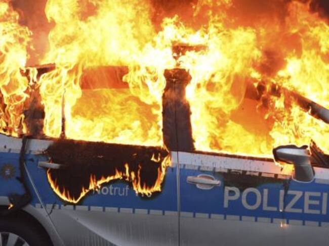 FRA002 FRÁNCFORT (ALEMANIA) 18/03/2015.- Un vehículo policial arde ante la nueva sede del Banco Central Europeo (BCE) en Fráncfort (Alemania) hoy, miércoles 18 de marzo de 2015. Miembros del grupo anticapitalista Blockupy se manifiestan contra la nueva se