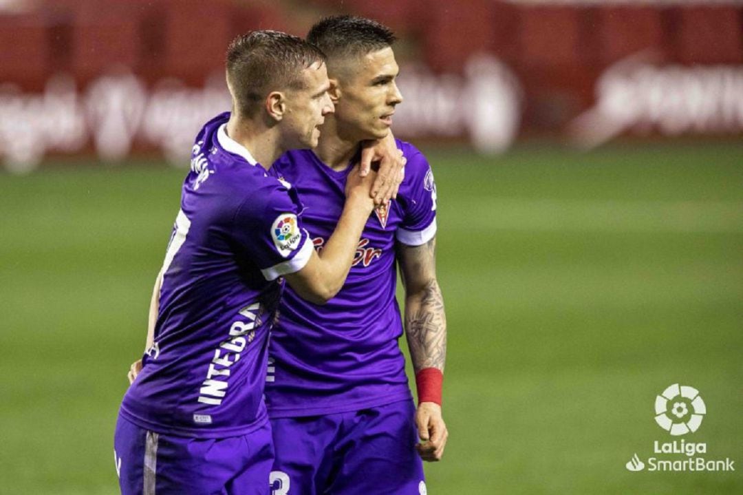 Djurdjevic y Cumic celebran uno de los goles del Sporting en Las Gaunas.