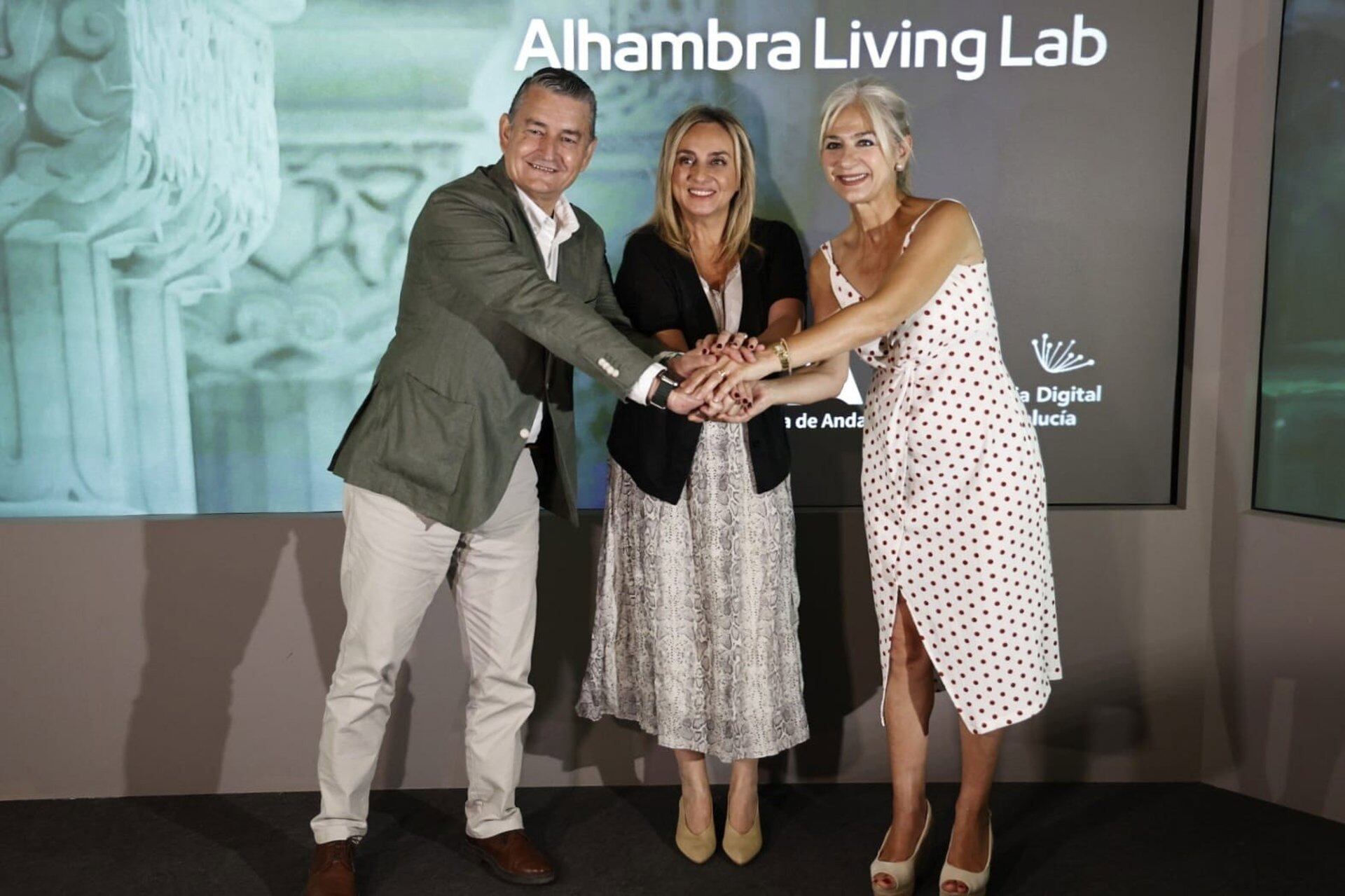 El consejero de Presidencia, Antonio Sanz, la consejera de Cultura, Patricia del Pozo, y la alcaldesa de Granada, Marifrán Carazo, en la presentación del Gemelo Digital de la Alhambra.- JUNTA DE ANDALUCÍA