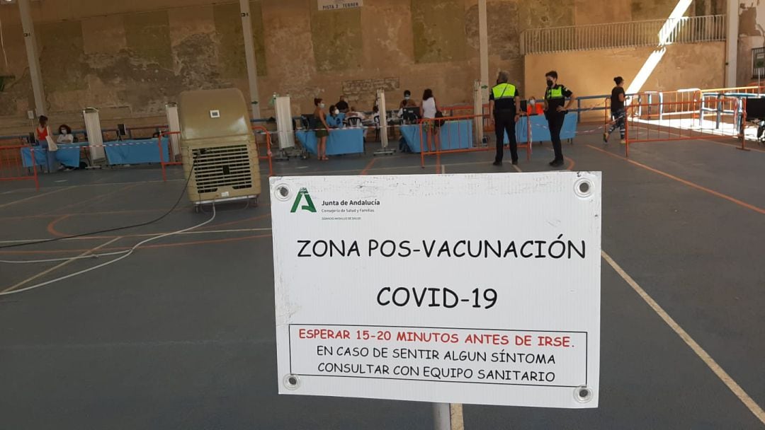 Zona de vacunación instalada en el polideportivo de San José. 