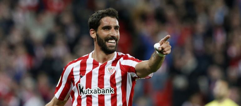 Raúl García celebra su gol, el primero de su equipo frente al Villarreal, durante el partido de la duodécima jornada de Liga en Primera División