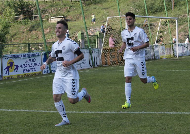 Gerica celebra un gol en Anguiano, durante la promoción de ascenso del año pasado 