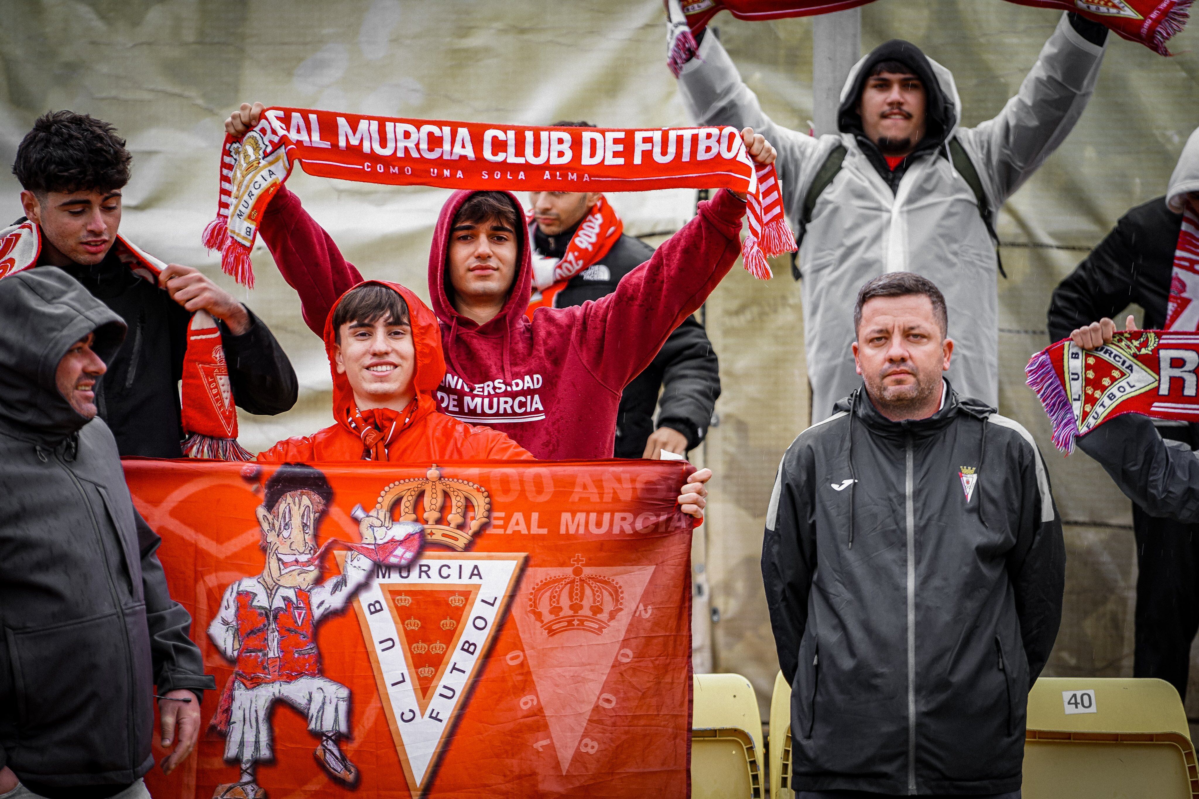 Cuatrocientos aficionados acompañaron al Real Murcia contra el Villarreal B.