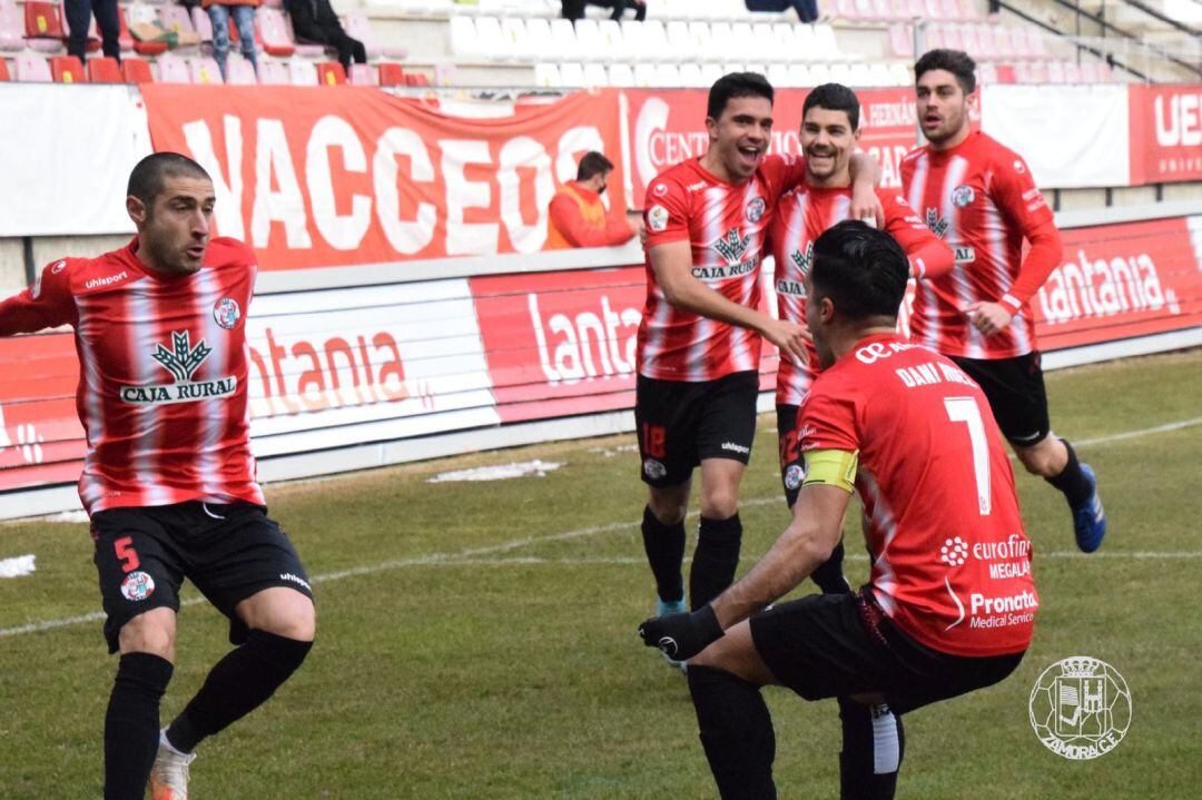 Los jugadores celebran el primer gol del partido ante el COruxo