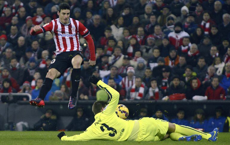 GRA366. BILBAO, 08/02/2015.- El defensa del Barcelona Gerard Piqué (d) y el delantero del Athletic de Bilbao Aritz Aduriz (i), durante el partido de la vigésima segunda jornada de la Liga de Primera División que se juega hoy en el estadio de San Mamés. EFE/Miguel Toña