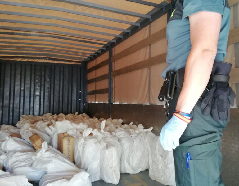 Los 95 fardos de hachís incautados por la Guardia Civil