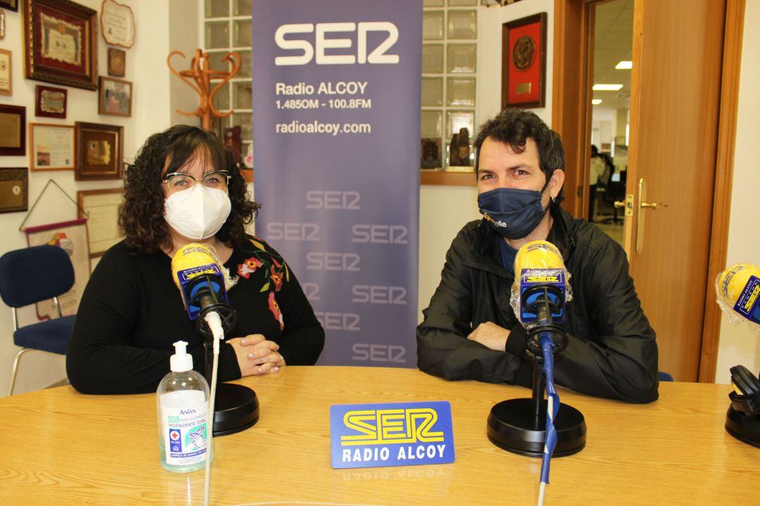 Leticia Rodrigo y Juan del Río, en el estudio central de Radio Alcoy