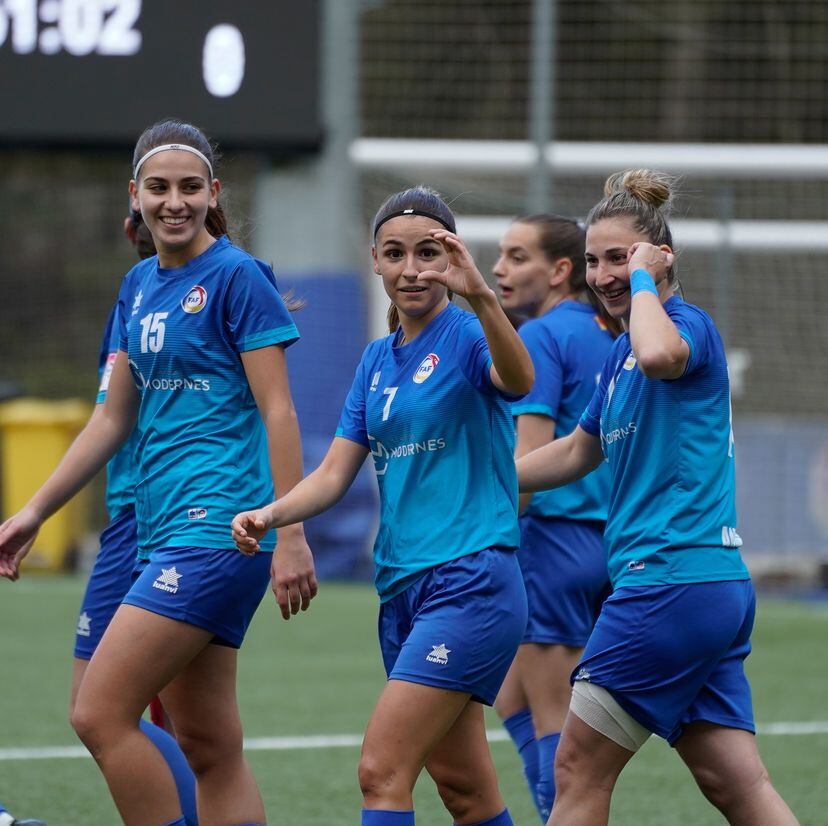 Ari Gonçalves celebra un dels gols marcats contra La Granada. La jugadora de l'Enfaf sènior va fer un doblet dissabte després de mesos d'aturada per lesió.