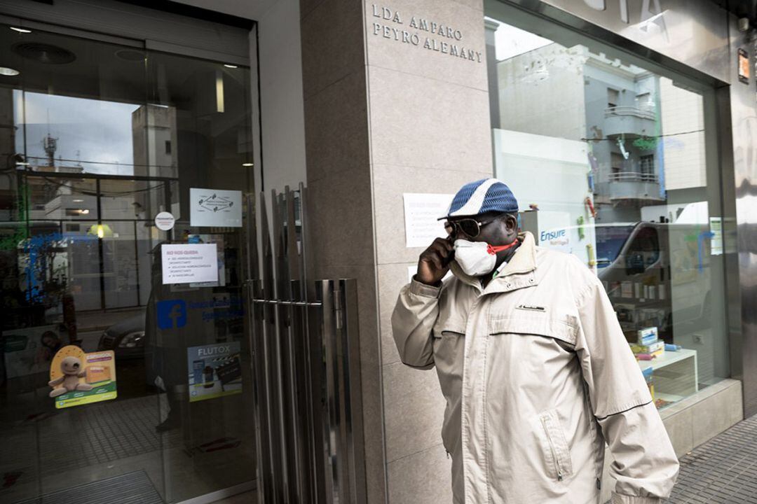 Un hombre con mascarilla en Gandia