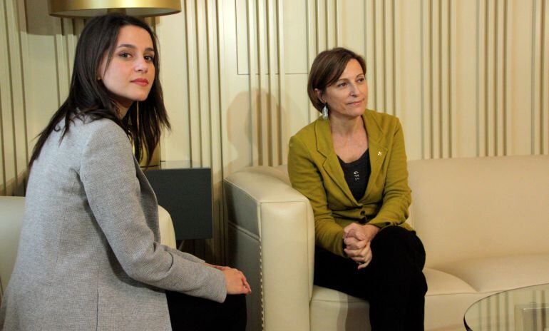 La presidenta del Parlament, Carme Forcadell, y la presidenta del grupo parlamentario de C&#039;s, Inés Arrimadas