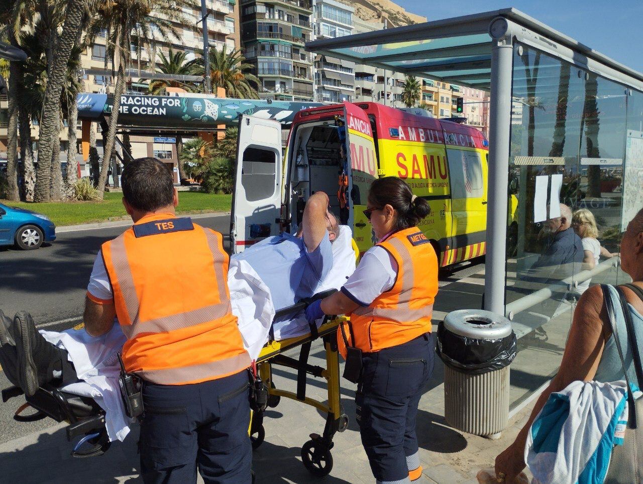 Conductor de la línea C-6 de autobús atendido por los servicios sanitarios este viernes