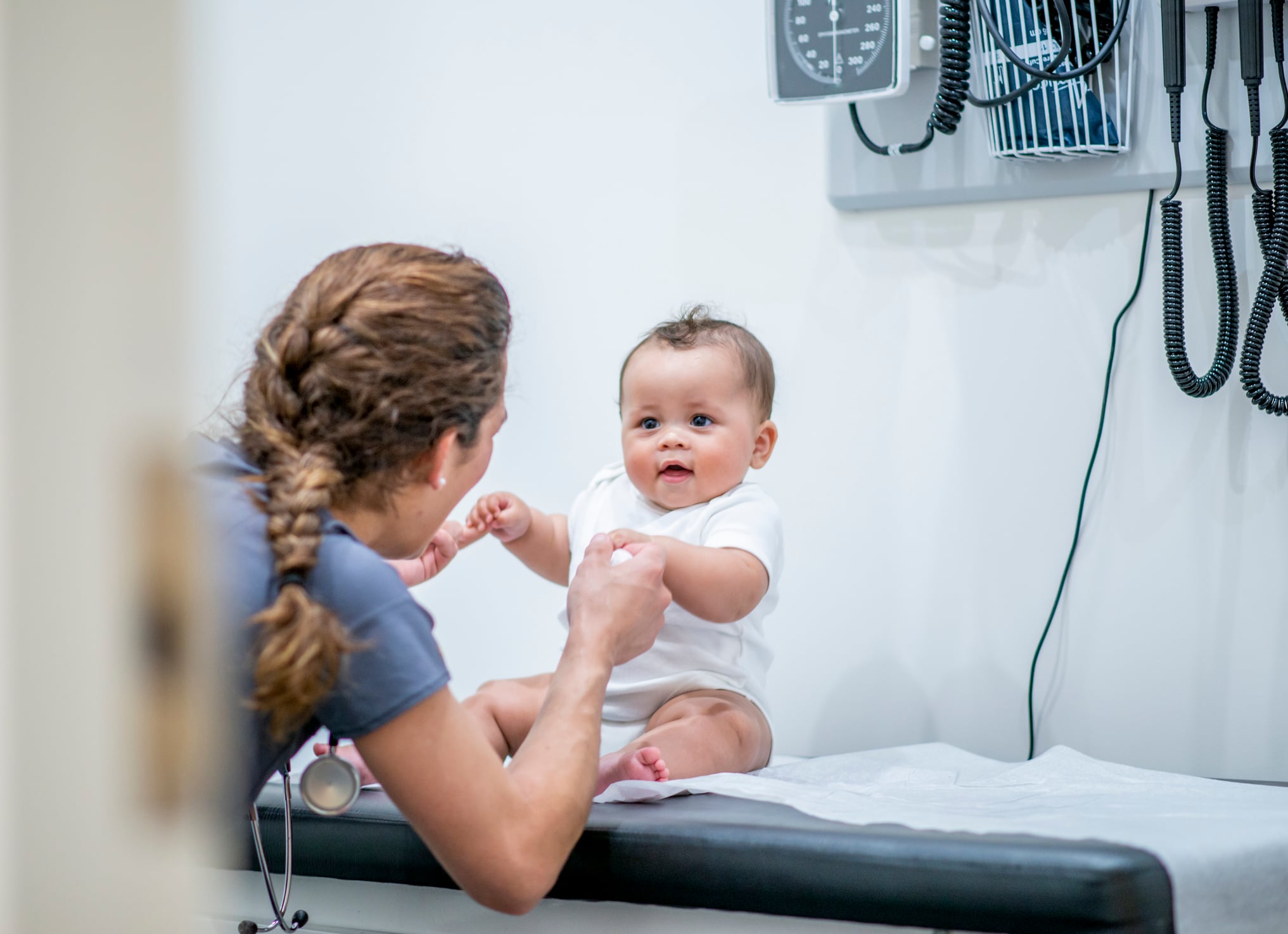 Una doctora atiende a un bebe