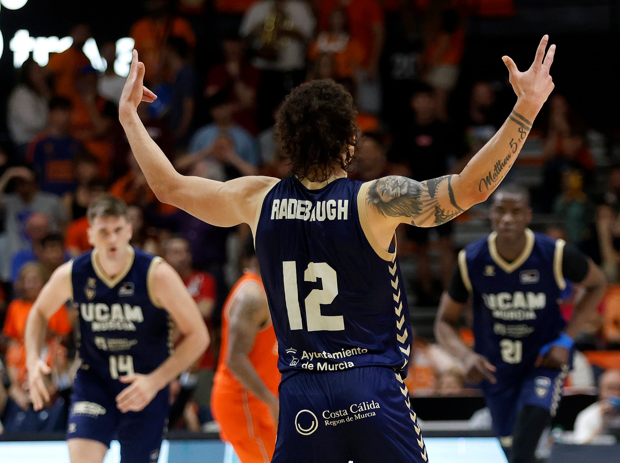 Radebaugh celebrando un triple en La Fonteta