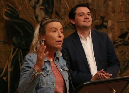 La primera teniente alcalde de la nueva corporación municipal, Isabel Albás, comparece junto al alcalde de Córdoba, José María Bellido, tras la primera reunión de gobierno.