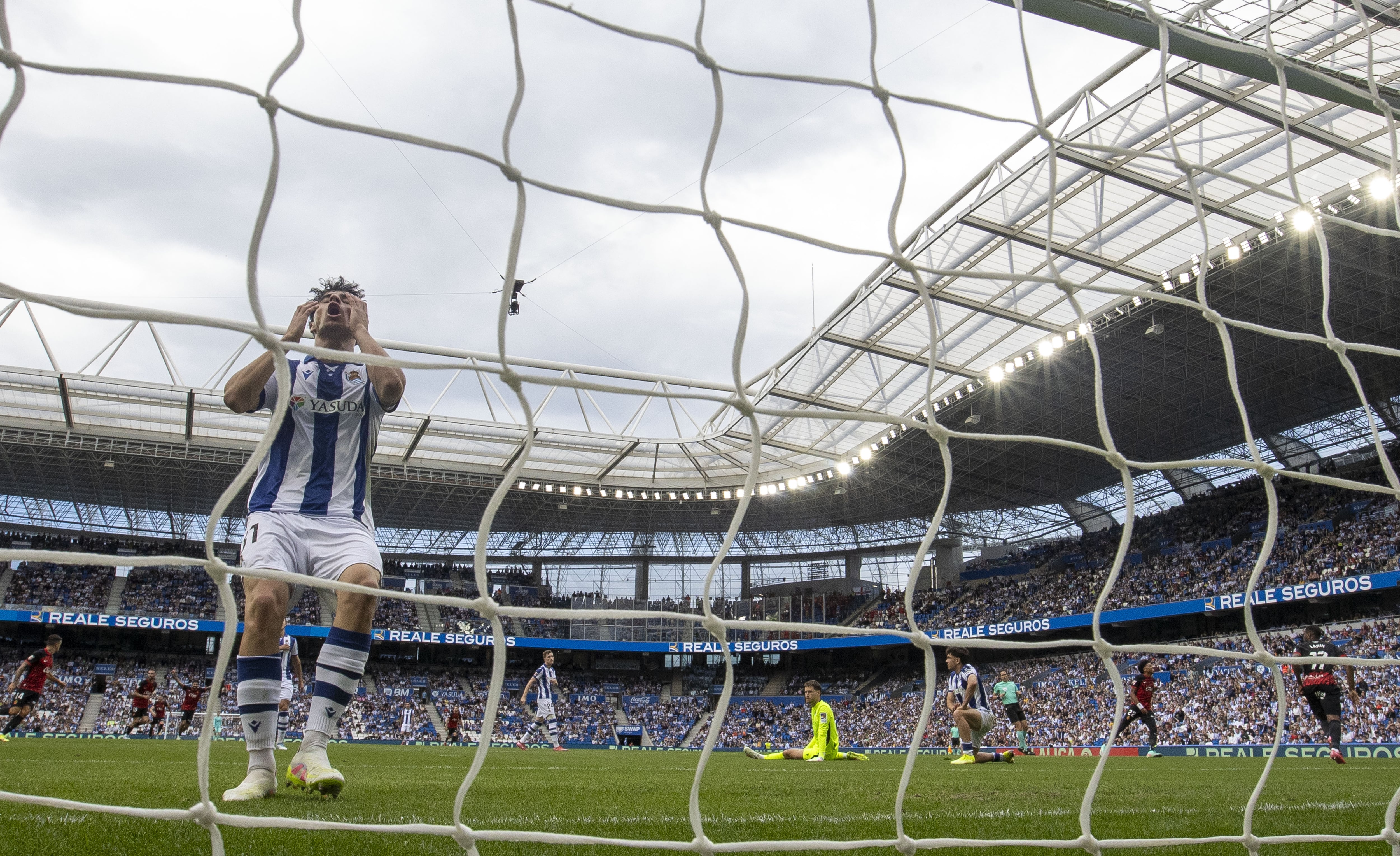 SAN SEBASTIÁN, 12/04/2025.- El defensa de la Real Sociedad Jon Martin se lamenta del tanto marcado por el delantero del Mallorca Cyle Larin durante el encuentro que disputan este sábado en el estadio de Anoeta, correspondiente a la jornada 31 de LaLiga. EFE/ Javier Etxezarreta