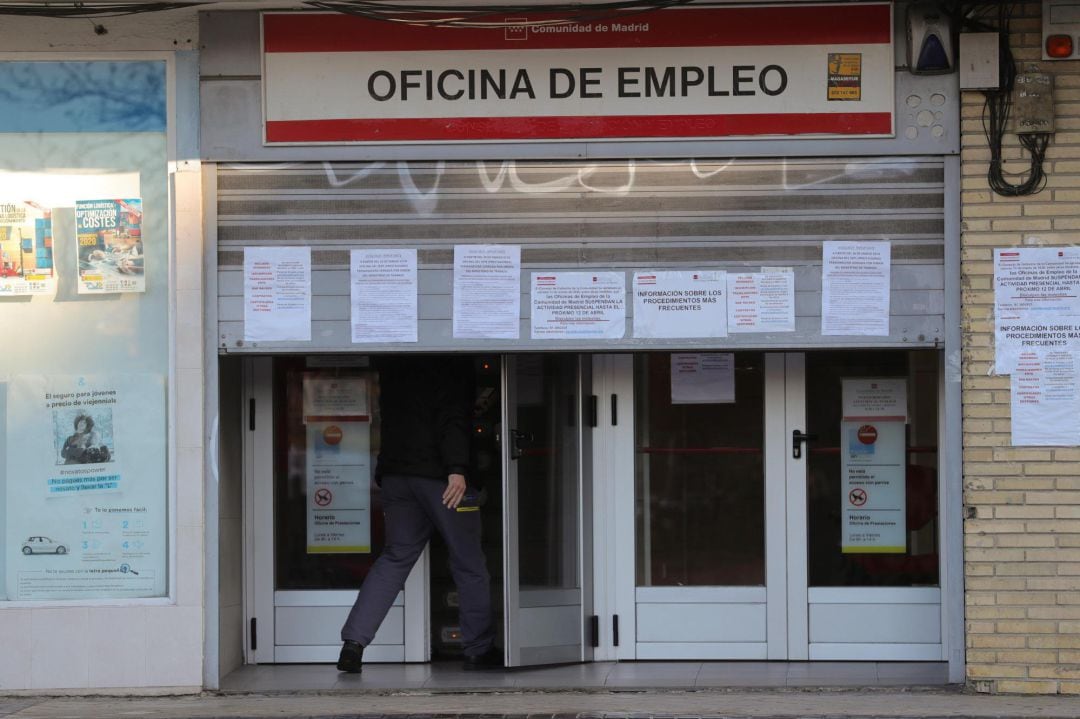 Un hombre entra en una oficina de empleo este jueves en Madrid. 