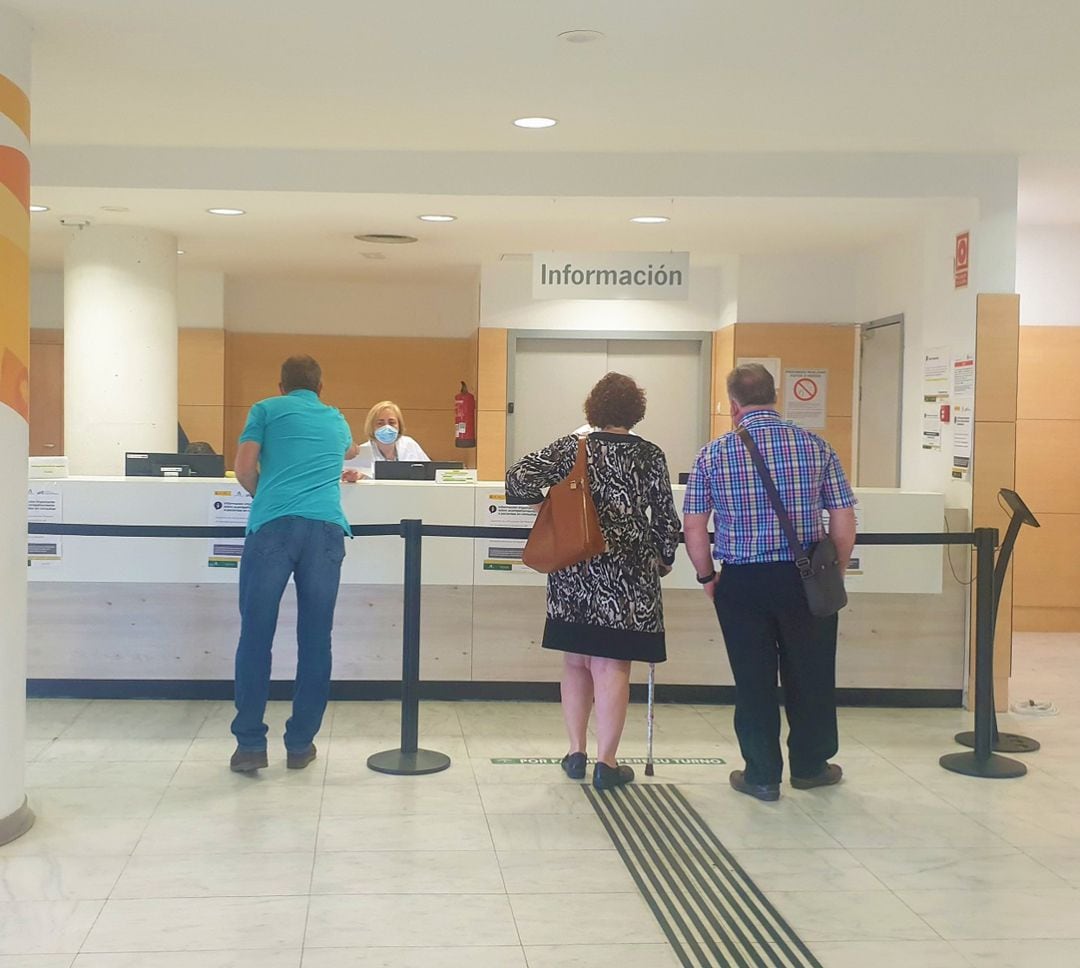 El servicio de Información del hospital San Cecilio de Granada, con medidas de prevención para evitar contagios por covid-19