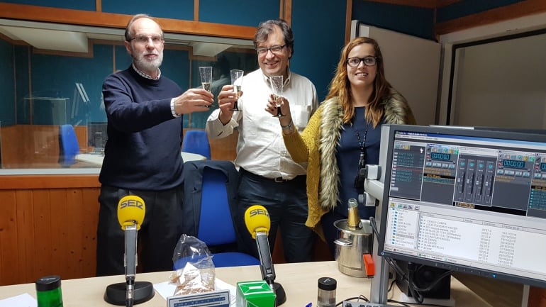 José Antonio Cagigas y Pablo de Castro brindan por la Navidad junto con Raquel Carriles de Radio Santander