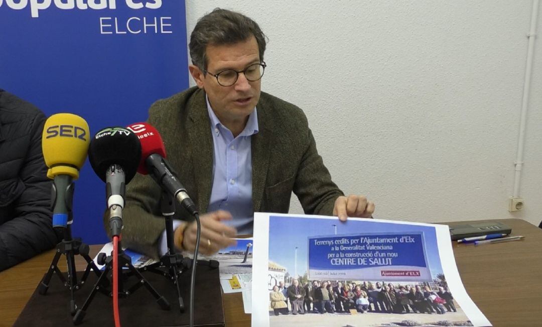 Javier García Mora enseñando los terrenos que se cedieron en 2008