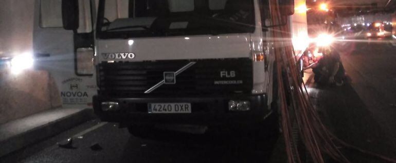 Camión atascado en el túnel de Maria Pita