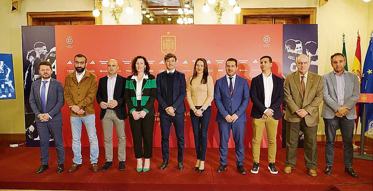 La presentación. Almería se pintará de rojo con la Sub-21.