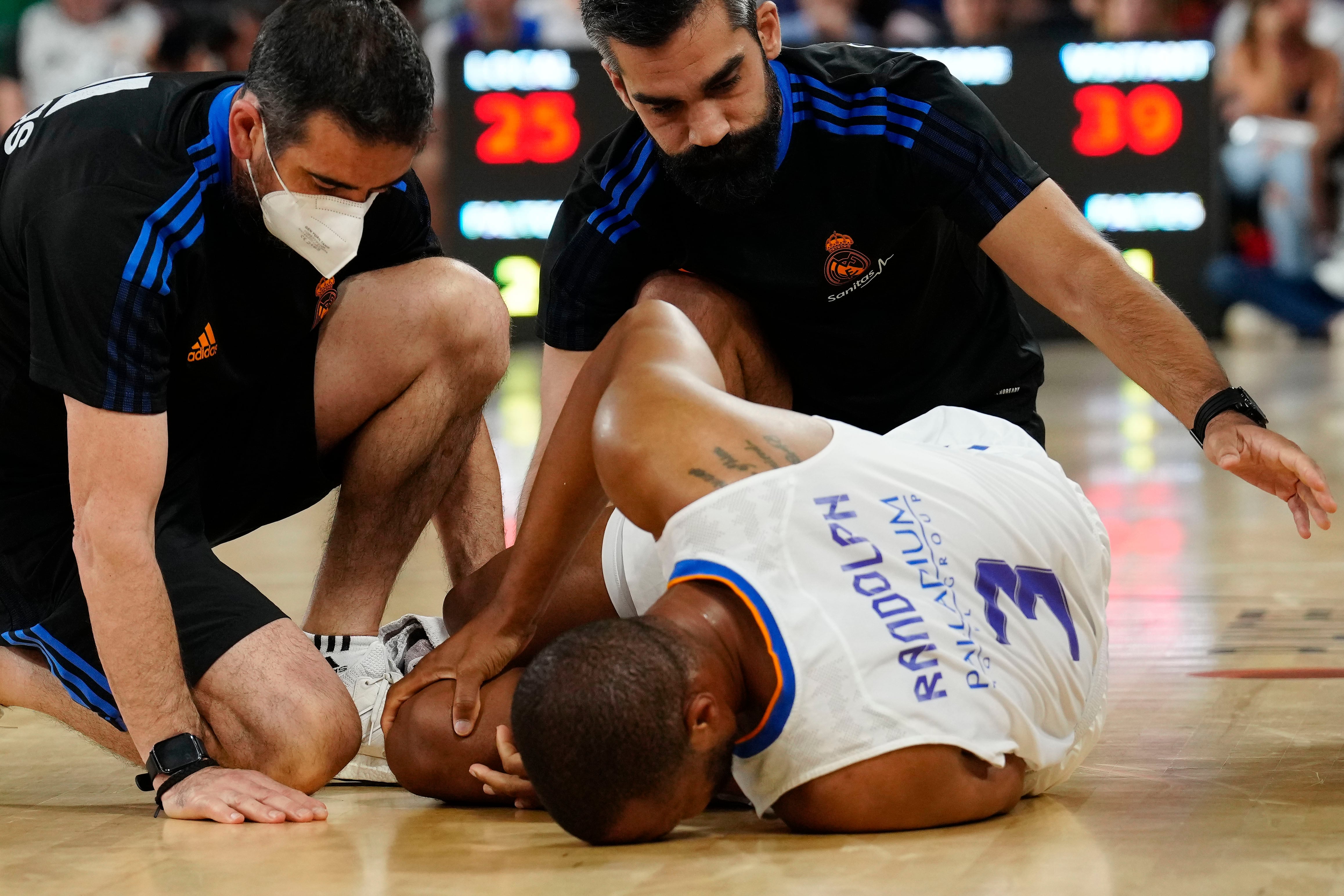 El ala pivot del Real Madrid, Anthony Randolph, se duele de su rodilla durante el primer partido de la final de la Liga Endesa