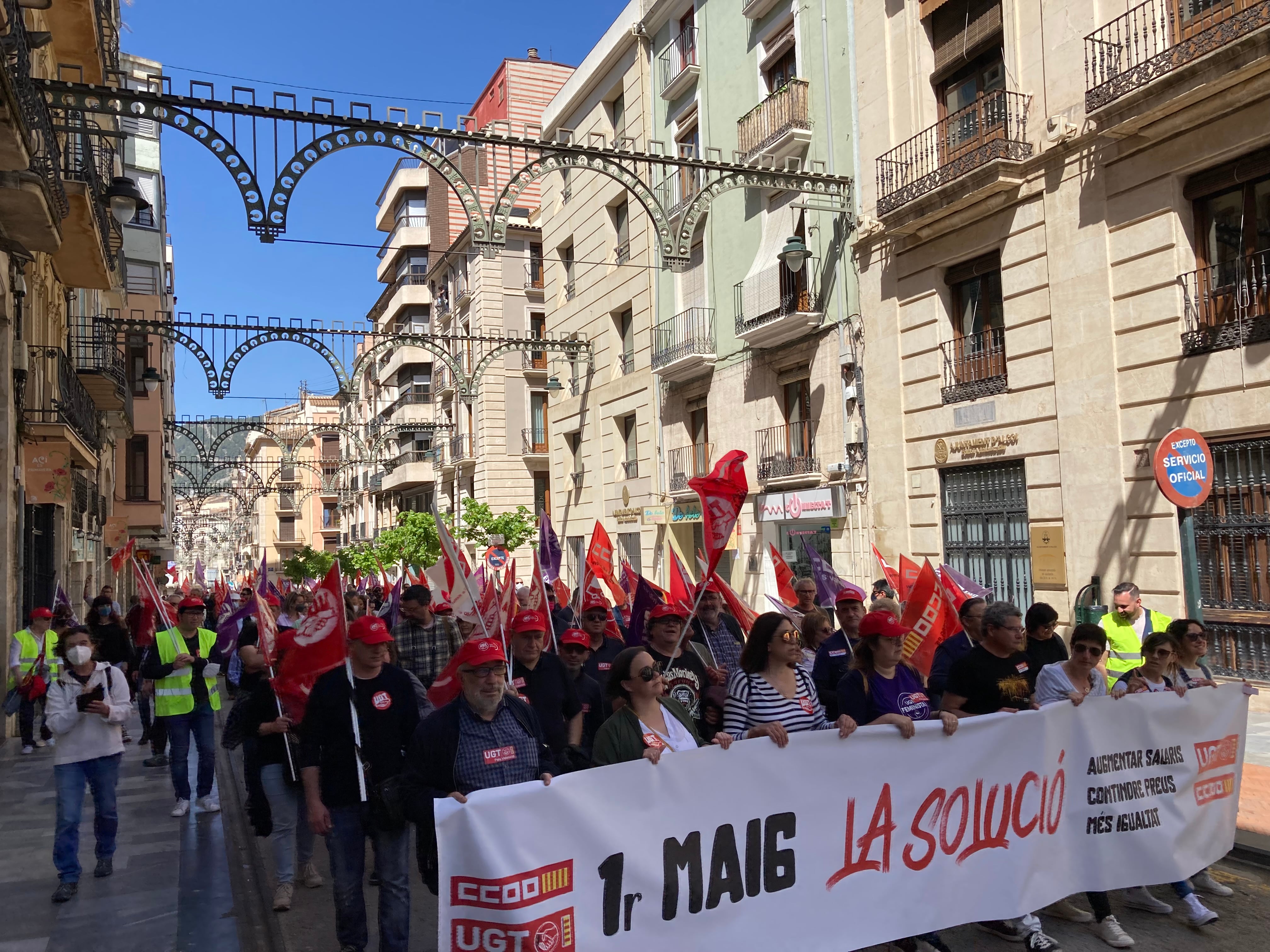 Cabeza de la mnifestación del Primero de Mayo en Alcoy a su llegada a la plaza de España