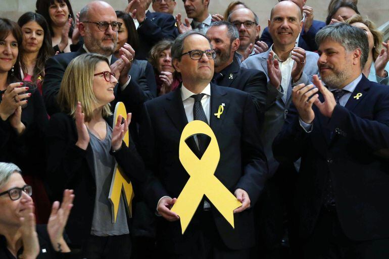 Quim Torra, amb un llaç groc i amb els integrants del seu grup parlamentari, després de ser investit President