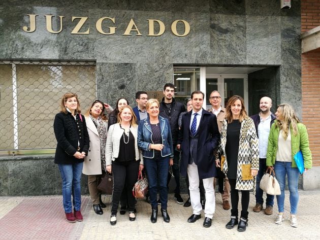 El candidato Popular Pablo Pérez arropado por miembros de su lista esta mañana en la Junta de Zona
