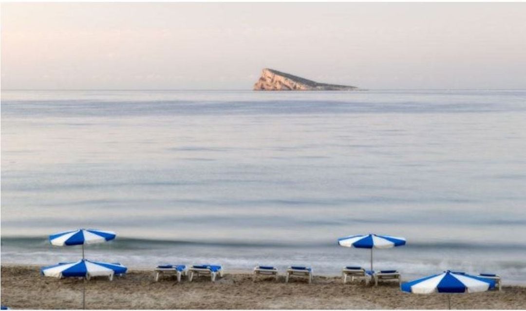 Vista del islote, desde la costa de Benidorm.