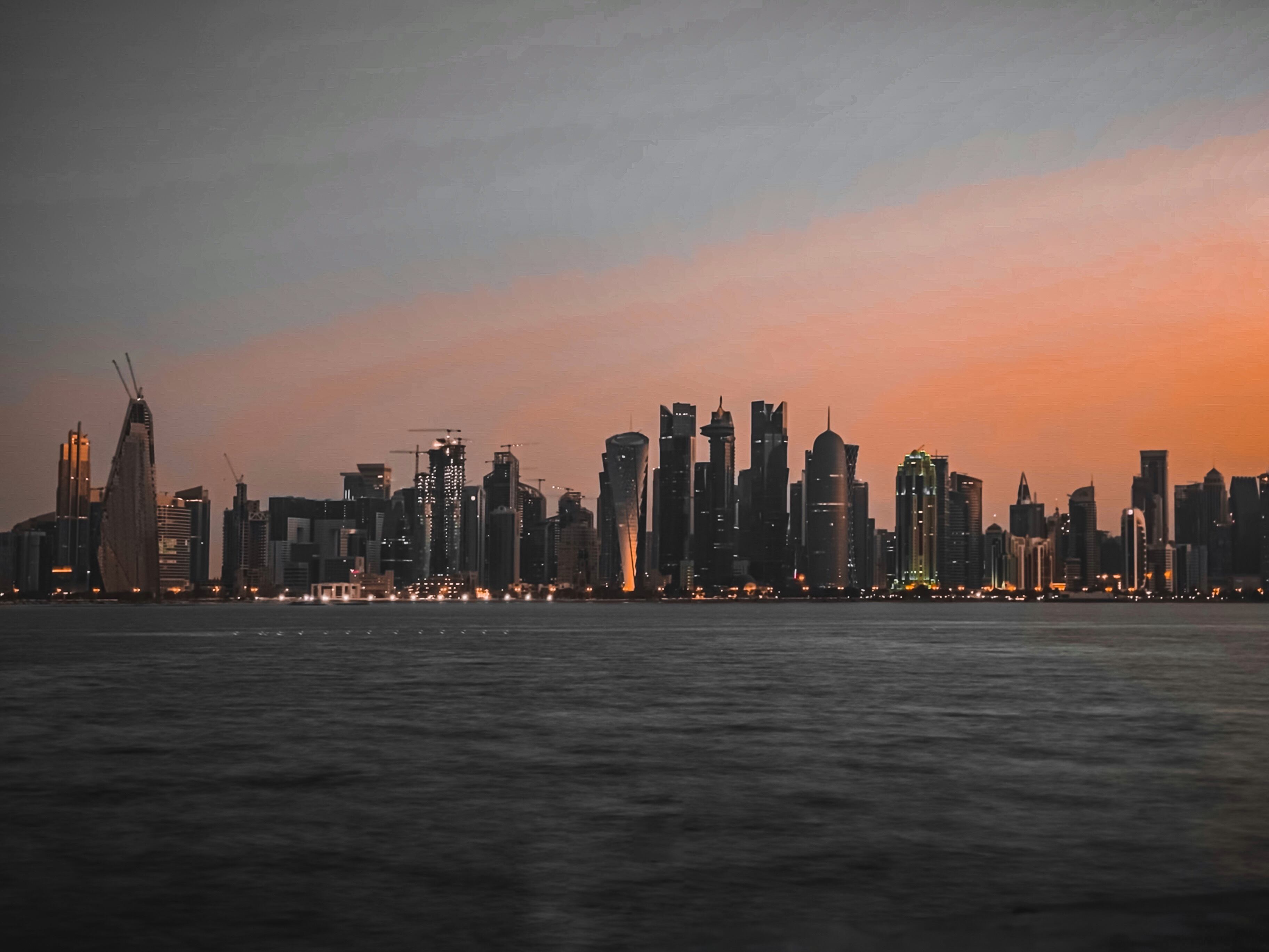 Perfil de la ciudad de Doha al atardecer