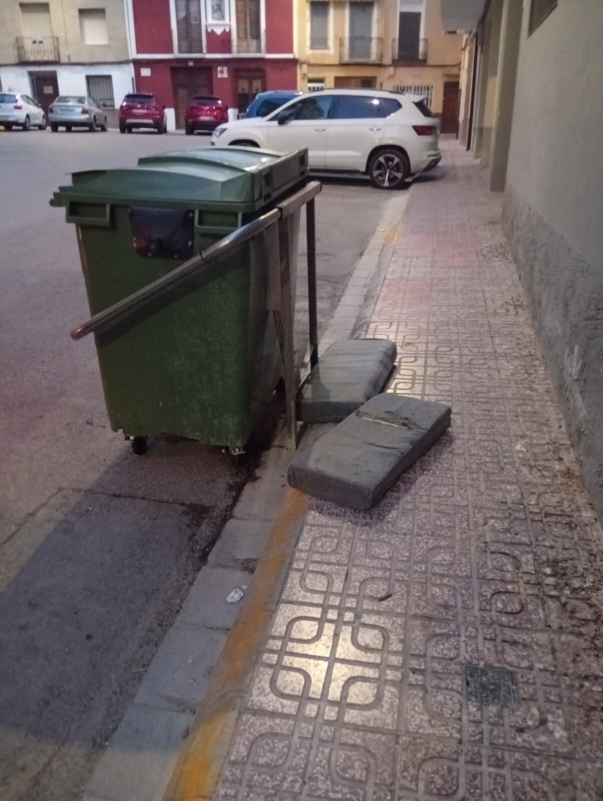 Mal uso de los contenedores en Caudete