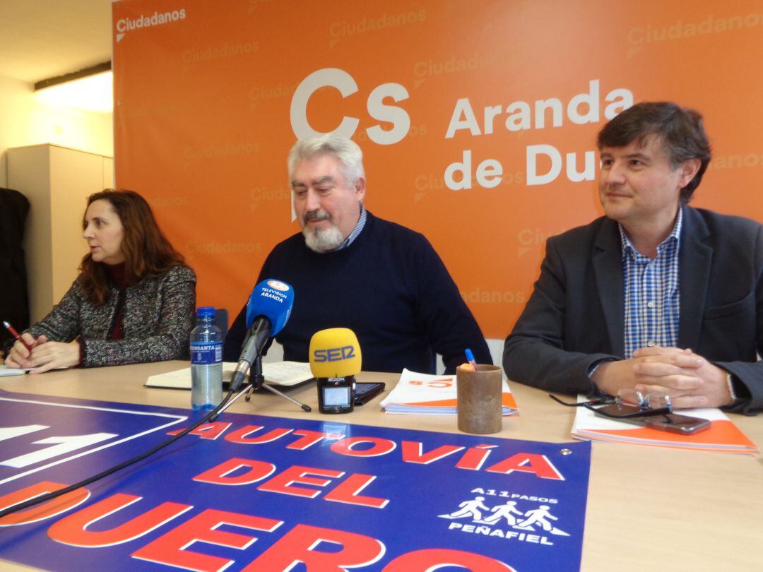 Delgado, en el centro, acompañado de los concejales arandinos ce CIudadanos Elia Salinero y Francisco Martín Hontoria