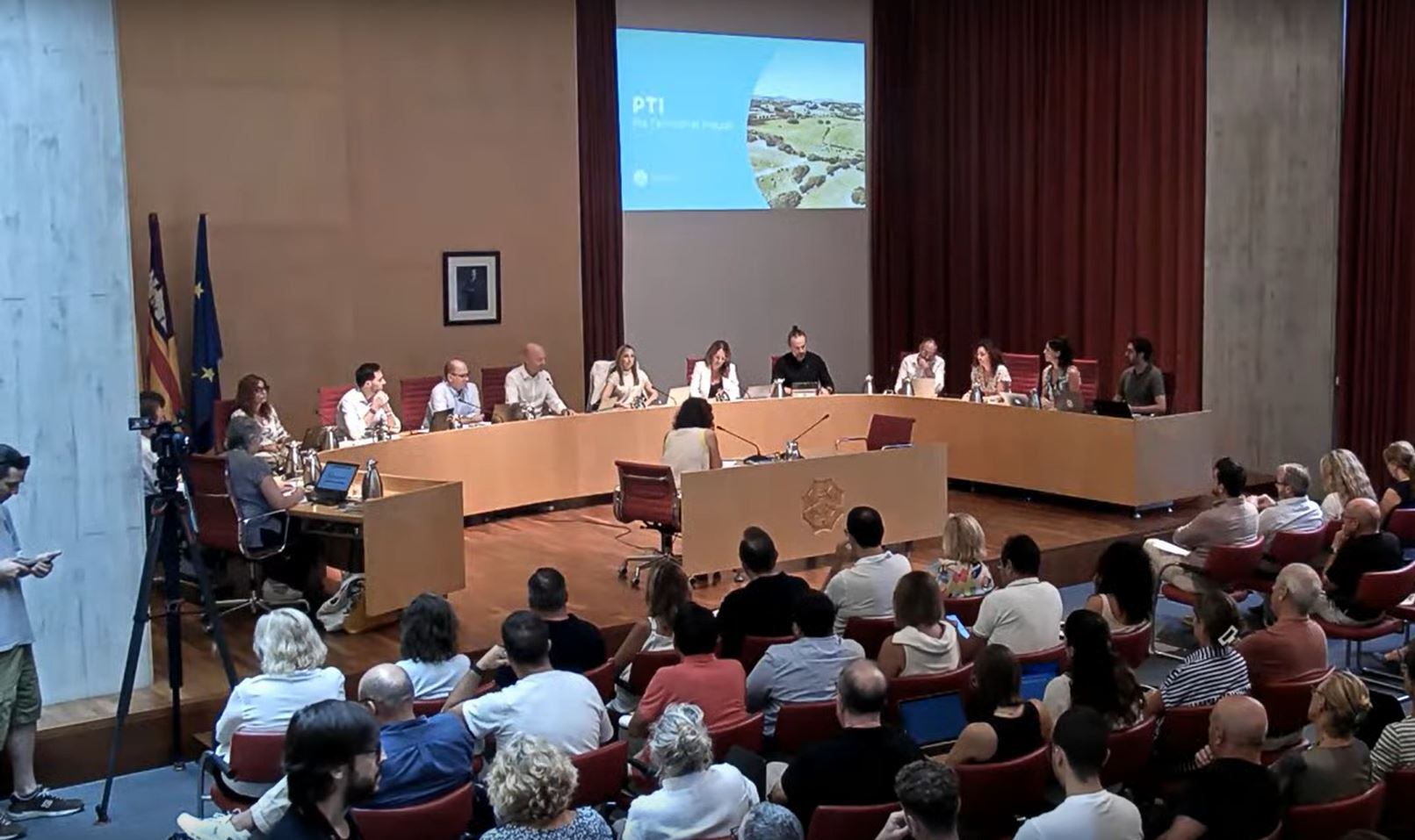 Moment del ple, amb molt de públic