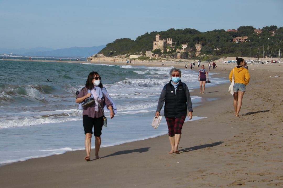 Platja d&#039;Altafulla durant el primer dia de permisos restringits per passejar. 