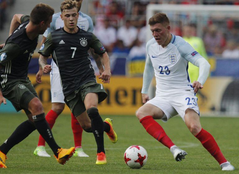 Alfie Mawson y Max Meyer se disputan un balón.