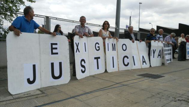 Afectados por las participativas de la CAM a la salida de la Audiencia Nacional