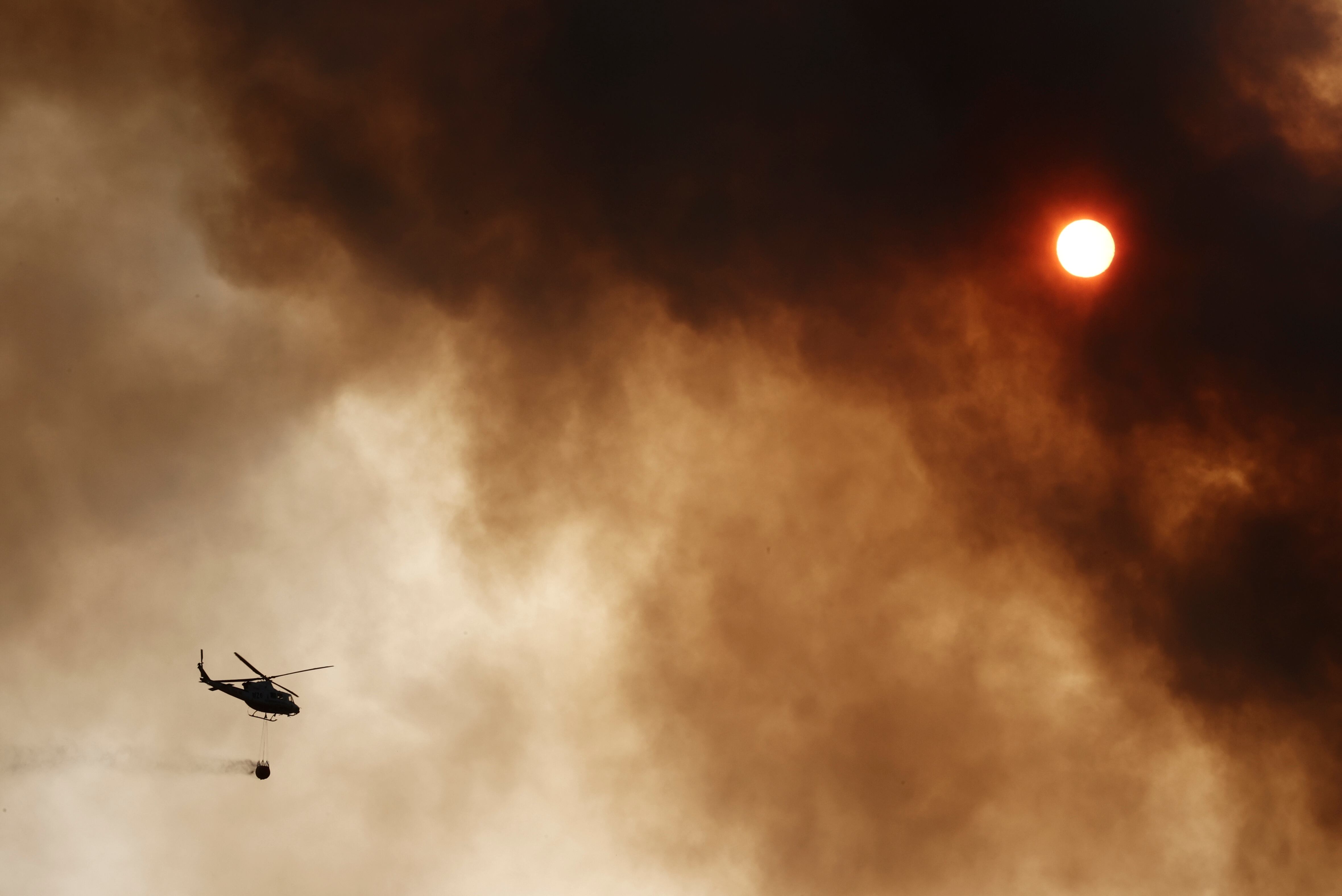 Un helicóptero trabaja en la extinción del incendio cercano al Monasterio de Leyre, Navarra.