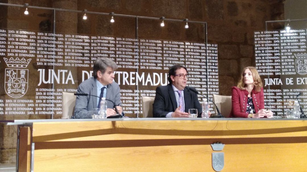 Ceciliano Franco, José María Vergeles y Concha Torres durante la rueda de prensa. 
 El Servicio Extremeño de Salud (SES) ha realizado en este año un total de 38 pruebas selectivas de las oposiciones convocadas en 2017 y 2018, en las que se ofertaban un t