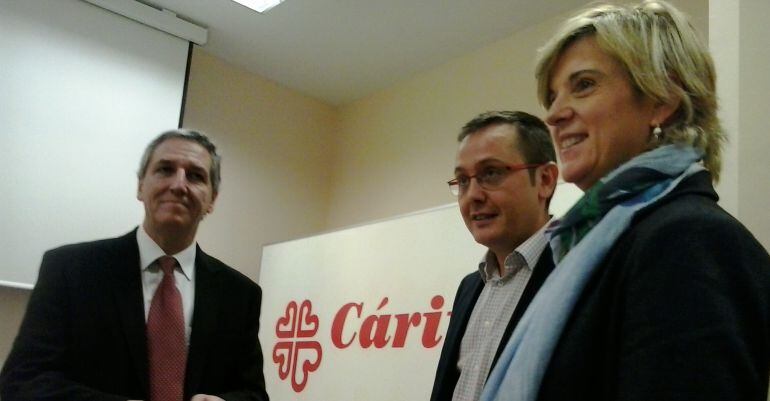 El Presidente de Cáritas Bizkaia, Carlos Vargos, el coordinador del informe de la Fundación Foessa, Kiko Lorenzo y la responsable de Cáritas Ana Sofi Telletxea