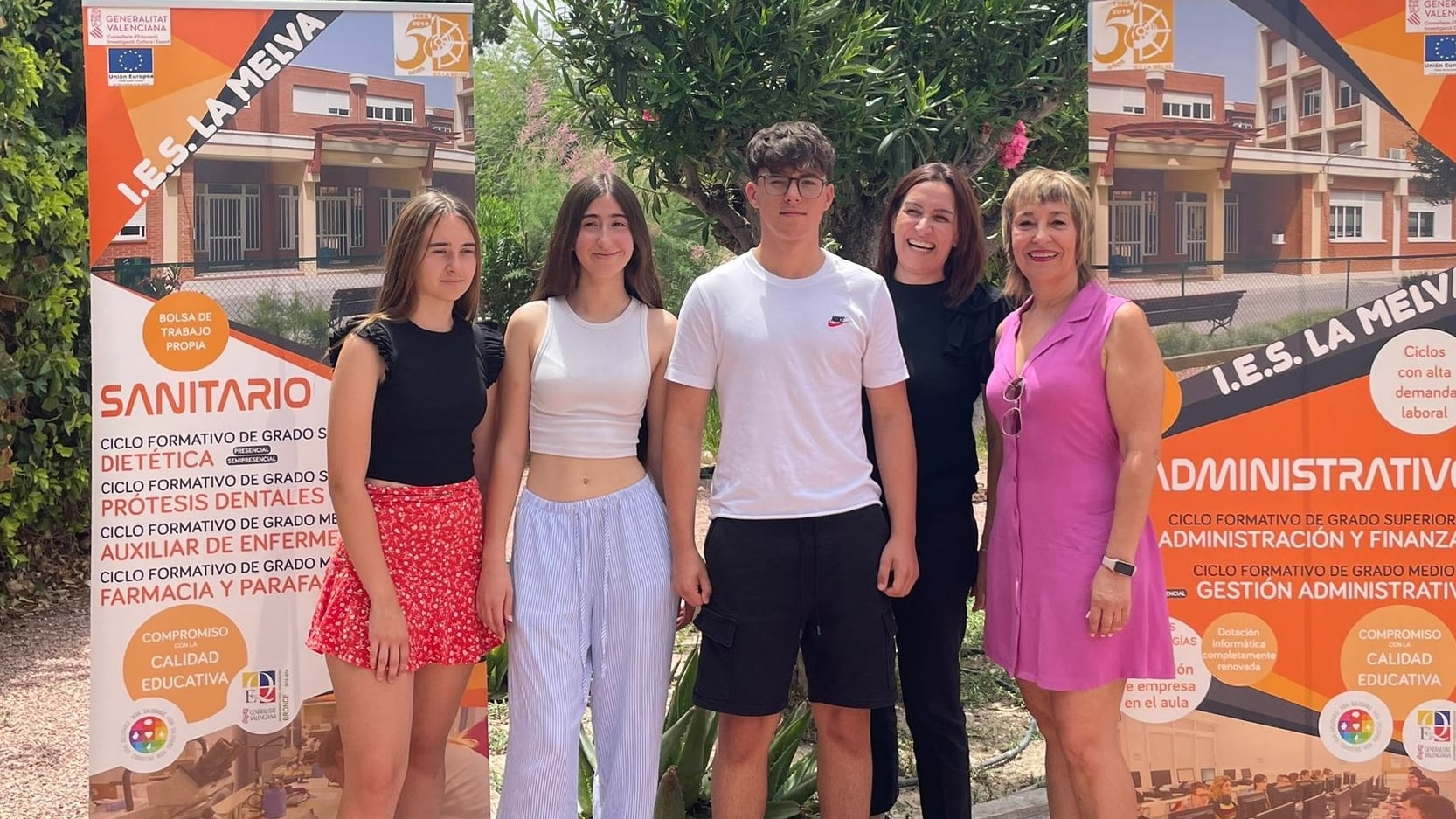 Isabel Coves y  Ofelia Mas, directora y profesora de FP del IES  La Melva, junto a los alumnos premiados.