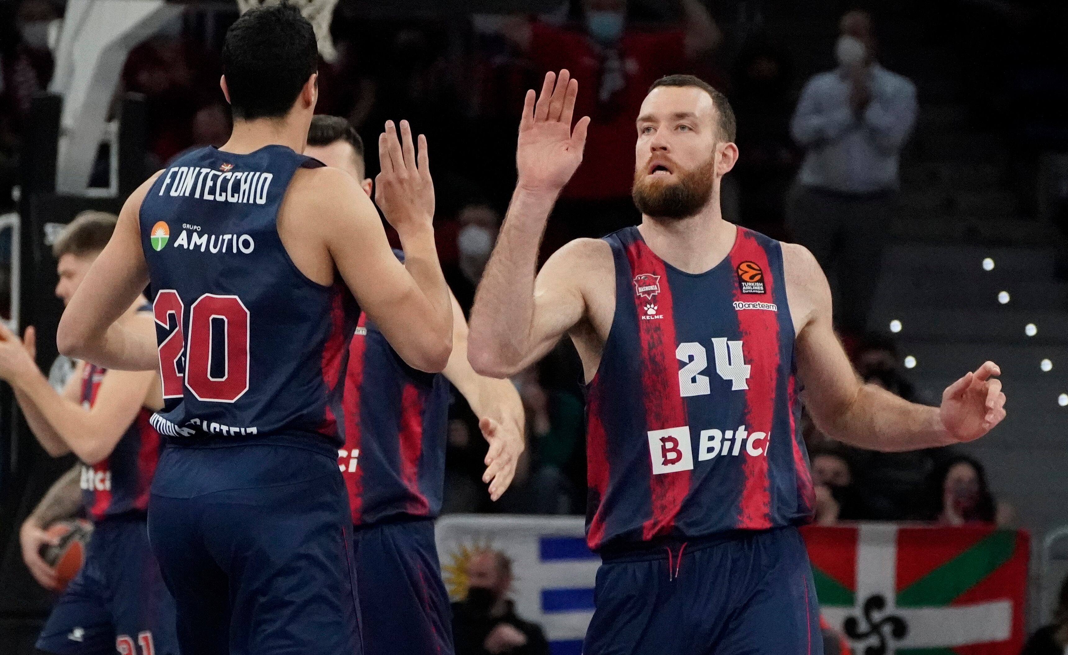 VITORIA, 08/03/2022.- Los jugadores de Baskonia Simone Fontecchio (i) y Matt Costello, durante el partido correspondiente a la jornada 20 de la EuroLiga que Baskonia y Anadolu Efes disputan este martes en el pabellón Fernando Buesa de Vitoria. EFE/L. Rico