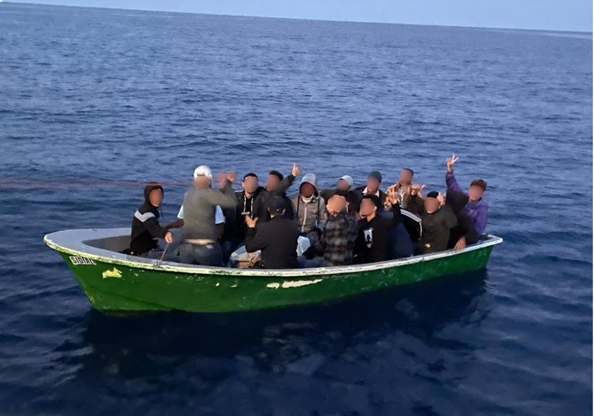 Patera rescatada a 34 millas al sureste de Málaga (Archivo)
La Salvamar Alnitak ha rescatado en la madrugada de este martes a 17 migrantes magrebíes en una patera que estaba a 34 millas al sureste de las costas de Málaga. Todos son mayores de edad y se encuentran en buen estado de salud.

POLITICA 
SALVAMENTO MARITIMO