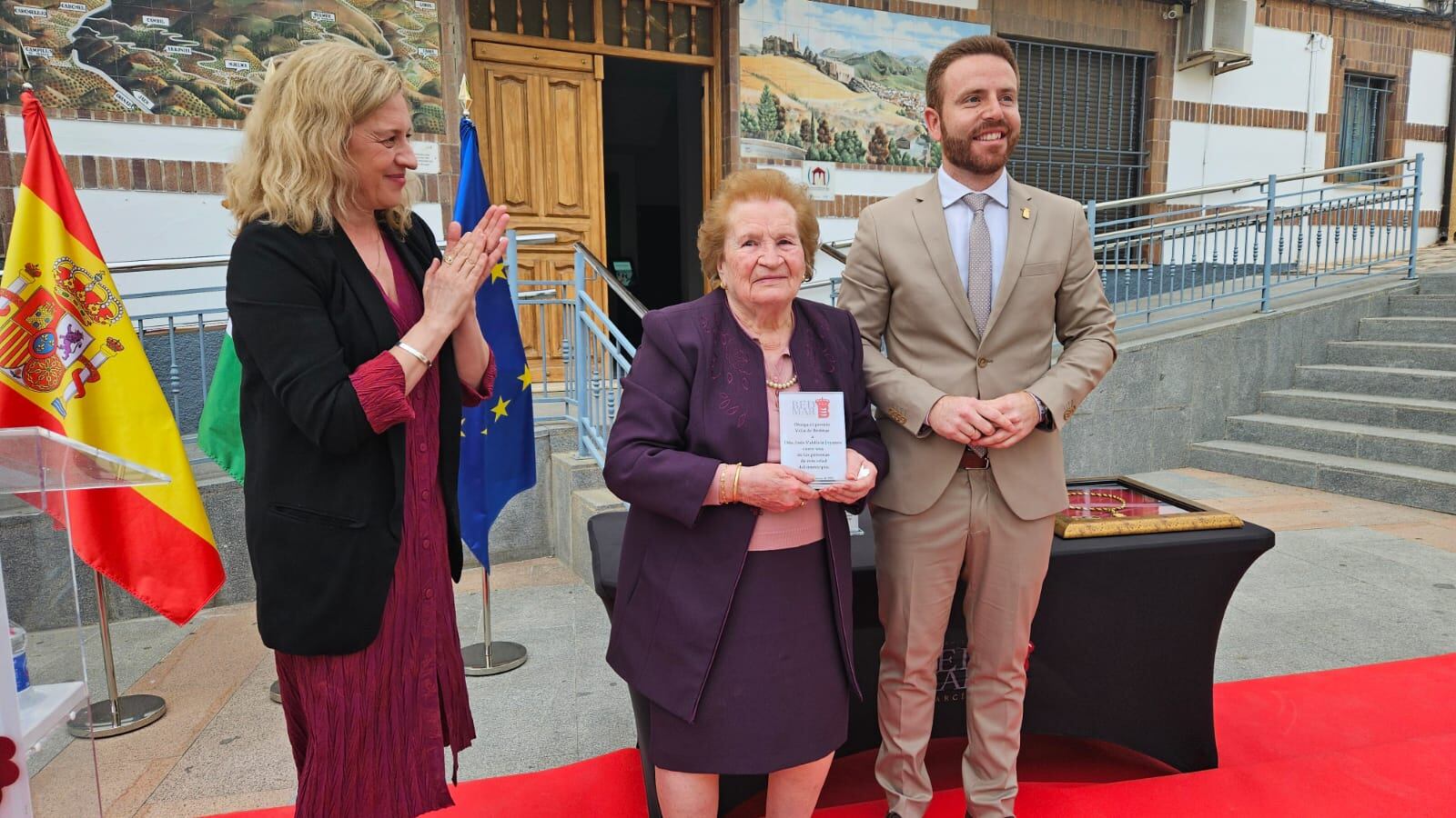 Entrega del reconocimiento a Inés Joyanes