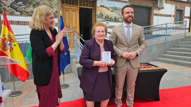 Entrega del reconocimiento a Inés Joyanes