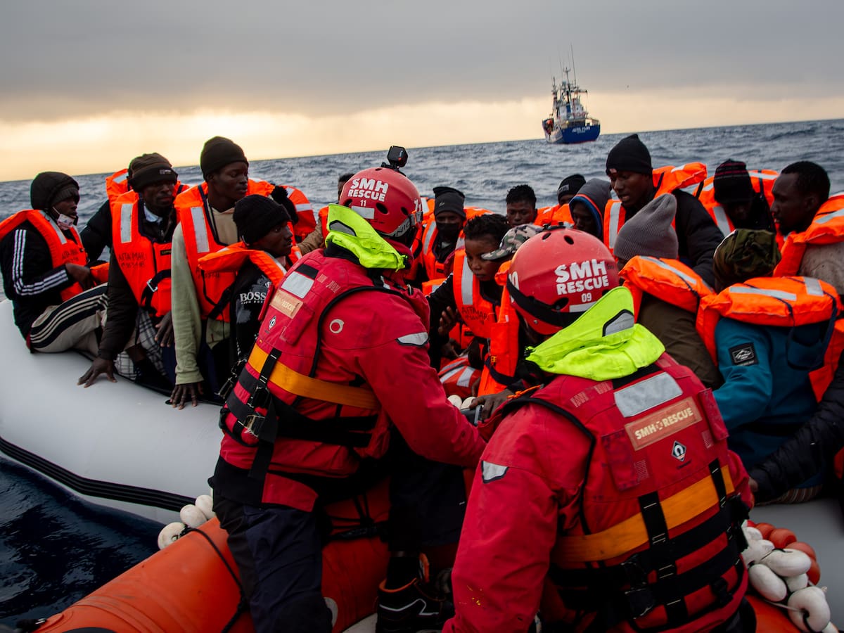 El Aita Mari rescata a 32 personas, nueve menores entre ellas, en el Mediterráneo con síntomas de "hipotermia y deshidratación"